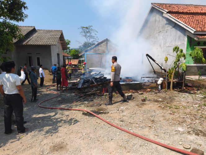
					Bengkel Motor Semi Permanen di Tegalwaru Karawang Ludes Terbakar, Kerugian Ditaksir Rp60 Juta