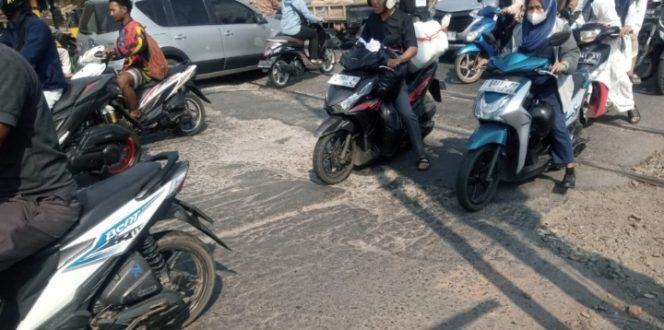 
					Jalan Lintasan Rel Cikampek Kembali Rusak, Warga Keluhkan Bahaya dan Kemacetan